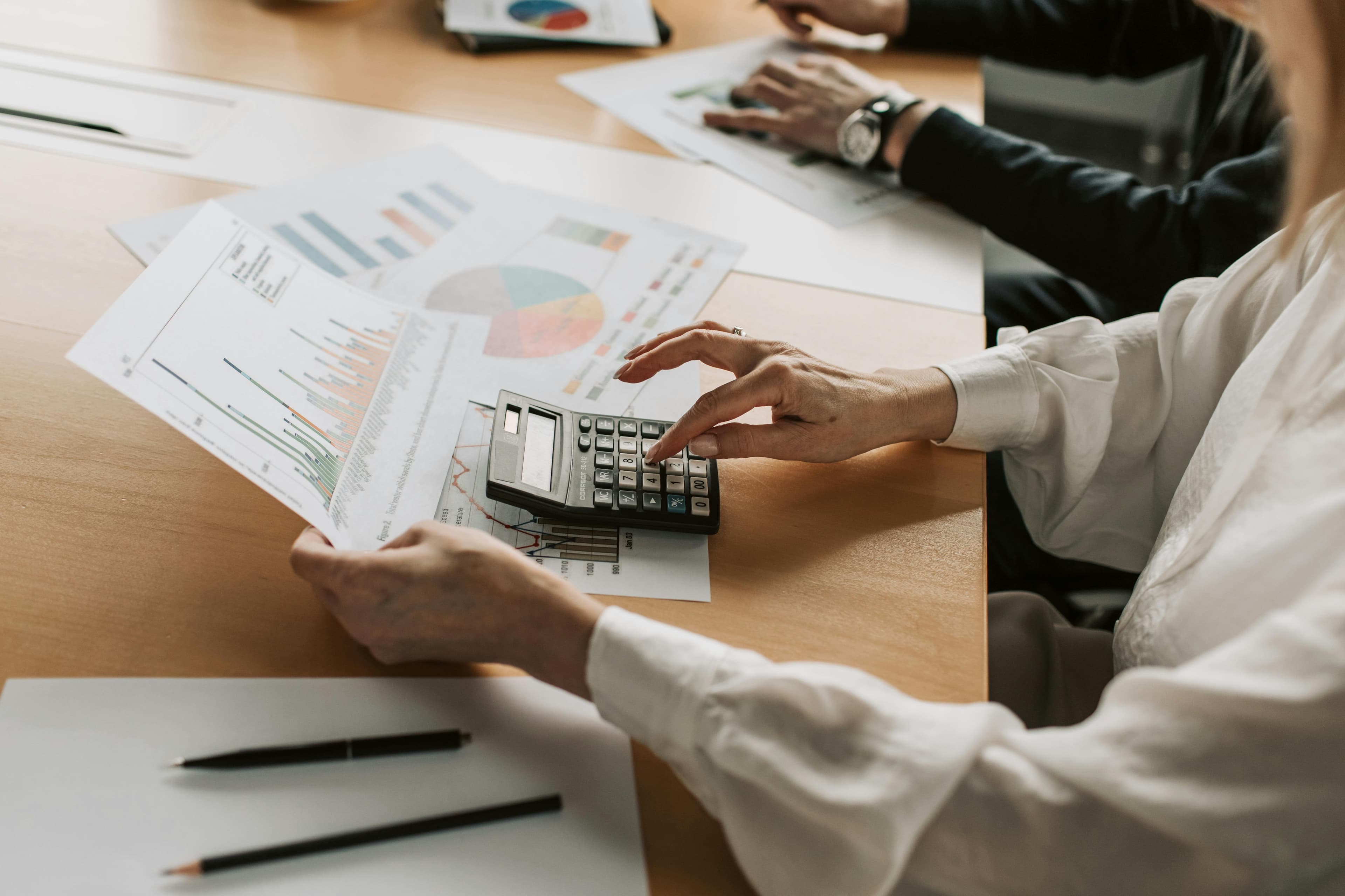 Analyse de documents financiers et de graphiques en réunion